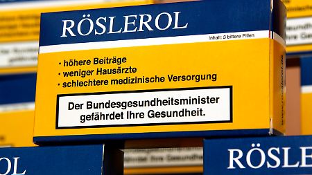 Fingierte Arzneipackungen mit ironischer Aufschrift und ohne Inhalt stehen bei der  Pressekonferenz des Deutschen Hausärzteverbandes auf den Tischen der Bundespressekonferenz.