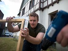 Steffen konstruiert einen Holzrahmen für das sanierungsbedürftige "Streetworker Haus" in Sehnde auf dem Klinikumgelände Wahrendorf.