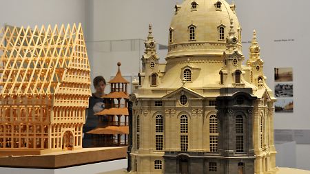 Modelle der Frauenkirche in Dresden (r), des Knochenhaueramtshauses (l) in Hildesheim und des Chinesischen Turms in München ...