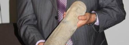 Die Bekleidung des in Basalt gehauenen Mannes soll Rückschlüsse auf die damaligen Bewohner des Gebietes zulassen.