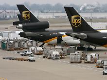Rein ins Flugzeug und ab die Post: Der Bedarf an kurzen Lieferzeiten lässt das Luftfrachtgschäft nicht nur bei UPS anschwellen.