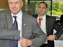 Der FC Bayern stellt sich in Person von Vorstandschef Karl-Heinz Rummenigge vor seinen Star Franck Ribéry.