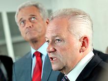 Verkehrsminister Ramsauer (l) will, dass die Bahn sowohl bei minus als auch bei plus 40 Grad  - und auch dazwischen - gut fährt.