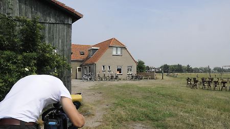 Ein niederländisches Kamerateam filmt vor dem umgebauten Bauernhof in Buren auf der Westfriesischen Insel Ameland, in dem die Missbrauchsfälle in der Gruppe aus Osnabrück passiert sein sollen.