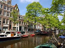 Eine der zahlreichen Grachten in Amsterdam.