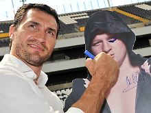 Wladimir Klitschko kann seine Pappfigur von Alexander Powetkin im Altpapier entsorgen.