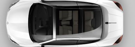 Schöne Aussicht auch bei schlechtem Wetter: Das versenkbare Hardtop des Mégane Coupé-Cabriolets besteht fast vollständig aus Glas.