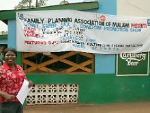 Aufklärung in Malawi: Kondom-Promotion-Show und DJ inklusive.