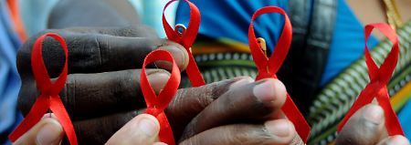 Laut UNAIDS, der Aids-Organisation der Vereinten Nationen, haben sich seit Ausbruch der Pandemie vor fast 30 Jahren rund 60 Millionen Menschen mit dem Virus infiziert, 25 Millionen starben an der Immunschwäche-Krankheit.