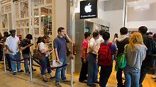 Schlangestehen für das iPad in Singapur: Der Apple-Kult geht um die ganze Welt.