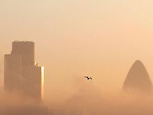 Morgennebel über London: Vom "Tower 42" (links) blicken die Aufseher auf die berühmte "Gurke" im Londoner Finanzviertel, einem Bürogebäude der Swiss Re.