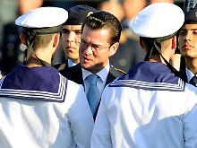 Verteidigungsminister Guttenberg bei der Vereidigung von Rekruten vor dem Reichstag.