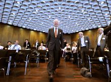 Bundesbankvize Franz-Christoph Zeitler betritt lachend den Raum, um die deutschen Ergebnisse des EU-weiten Stresstests für Banken auf einer Pressekonferenz in Frankfurt zu präsentieren. 