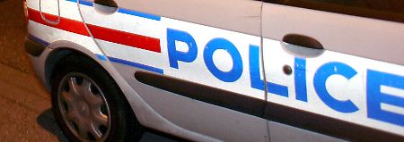 Ein sprintender französischer Polizist weiß, wofür er bezahlt wird.
