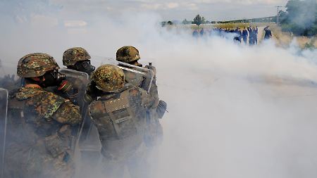 Laut Königshaus ist die Ausrüstung der Bundeswehr miserabel (Übung in der Werratal-Kaserne Bad Salzungen auf den Afghanistan-Einsatz). 