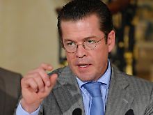 Der Verteidigungsminister lässt sich nicht in die Suppe spucken.