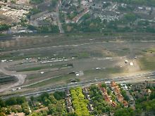 Im Zentrum der Aufnahme: Die Unterführung mit dem Auslass zum Veranstaltungsgelände auf dem ehemaligen Güterbahnhof.