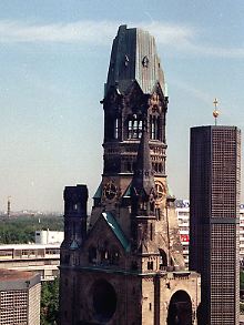 Neben der Gedächtniskirche wurde 1960 ein Neubau errichtet.