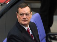 Der 59-jährige Jurist Königshaus (Foto: im Bundestag) wurde im März zum neuen Wehrbeauftragten gewählt.