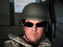 Guttenberg auf dem Flug in das Feldlager der Bundeswehr in Kundus: Der Verteidigungsminister hat einen gutren Ruf bei der Truppe.