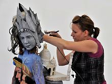 In studenlanger Arbeit bringen die Bodypainter ihr Kunstwerk auf den Körper.