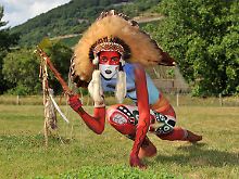 Eine "Indianerin" präsentiert sich den Fotografen auf dem deutschen Bodypainting-Festival in Bingen. 