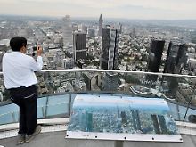 Auf dem Dach der Helaba: Dieser Tourist testet, ob er Deutschlands Banken zusammen auf ein Bild bekommt.
