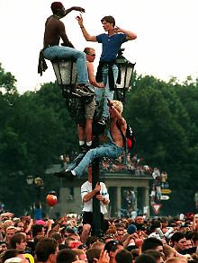Gefährliche Einlage: Besucher der Loveparade 1997 in Berlin.
