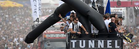 Makaberer Zufall: Ein Wagen mit der Aufschrift "Tunnel" bei der Loveparade.