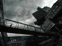 Dunkle Wolken hängen über dem Verwaltungsbau der NordLB in Hannover: Schlechtes Wetter heißt noch lange nicht, dass jemand nass wird.