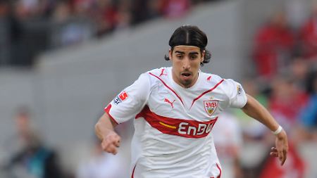 Weiter mit weißem Trikot, aber der Krone auf der Brust? Sami Khedira ist noch unentschlossen.