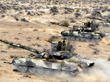 Pakistanische Panzer bei einem Manöver in Muzaffarghar, Pakistan.