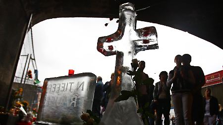 Ein Kreuz aus Eis haben Trauernde am Gelände der Loveparade aufgestellt.