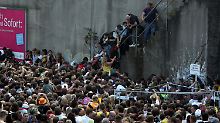 Die Enge brachte einige Besucher auf Fluchtgedanken. Möglicherweise eskalierte dadurch die Situation.