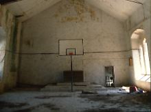 Die zerfallene Kirche mit dem in der Holzkiste versteckten Altar im Jahr 2000.