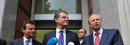 Tony Hayward, Aufsichtsratschef Carl-Henric Svanberg und  Robert Dudley (v.l.)