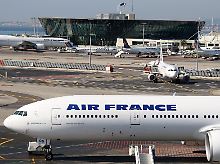 Regionalverkehr in Frankreich: Eine Maschinen der Air France-KLM wartet am Flughafen Nizza auf die mobilen Gangways.