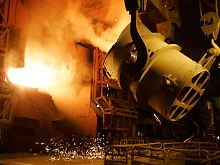 Heiß wie die Hölle: Am Kran schwenken Stahlkocher bei Nippon Steel 300 Tonnen geschmolzenen Eisens in Richtung Hochofen.