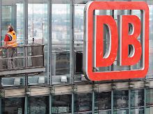 Die ewige Baustelle: Techniker inspizieren in etwa 100 Metern Höhe die gläserne Fassade des Bahntowers, der Konzernzentrale der Deutschen Bahn.