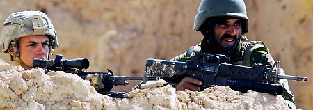Ein US-Soldat und ein afghanischer Soldat bei der Operation "Moshtarak" in Badula Qulp in der afghanischen Provinz Helmand im Februar 2010.