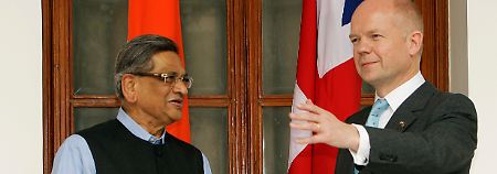 Der indische Außenminister S.M. Krishna (l) begrüßt seinen Amtskollegen William Hague in Neu Delhi. 