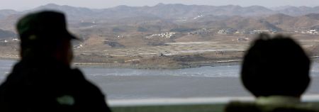 Blick nach "drüben": Südkoreanische Besucher am Aussichtspunkt Odusan  in Gyeonggi-do.