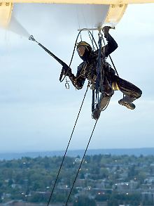 Hoch über den Dächern von Seattle säubert ein Kärcher-Spezialist die "Space Needle".