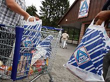 Der Aldi-Äquator teilt Deutschland: Die Linie folgt im Osten der Landesgrenze zwischen Sachsen, Thüringen und Bayern, quert Hessen Richtung Rhein und biegt dann nach Nordwesten ab. Südlich davon suchen Verbraucher das Logo von Aldi Nord vergeblich.