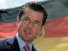 Selbst Guttenberg verliert zwei Punkte.