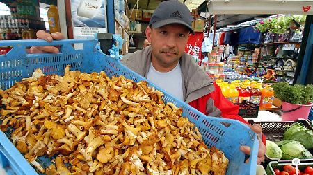 Der polnische Händler Tomasz Trela verkauft auf einem Markt in Slubice, der polnischen Nachbarstadt von Frankfurt (Oder) in Brandenburg, auch  Pfifferlinge.