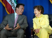Schwarzenegger scherzt mit Nancy Reagan.