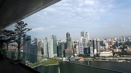 Blick vom Skypark in Singapur. Die etwa 150 Kilometer vom Äquator entfernte Stadt hat derzeit rund 90 Prozent Luftfeuchtigkeit. Abkühlung bieten die zahlreichen, gut gekühlten Einkaufszentren.