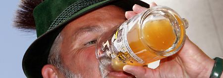 Am Rhein wird mehr Bier getrunken als südlich der Donau - doch Fachleute warnen: Niemand sollte auf eigene Faust udn alleine versuchen, den Rückgang im deutschen Bierabsatz aufzuhalten.