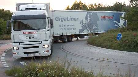Schwieriger Kreisverkehr: Die Länge und das Gewicht der Lastwagen stellen Fahrer und Straßen vor enorme Herausforderungen.